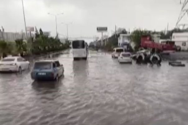 Hatay’da Şiddetli Sağanak Yağmur Yolları Göle Döndü