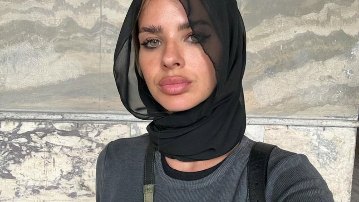 İcardi'nin Sevgilisi Suarez, Taktığı Başörtüsü Nedeniyle Eleştiren Takipçisine Yanıt Verdi