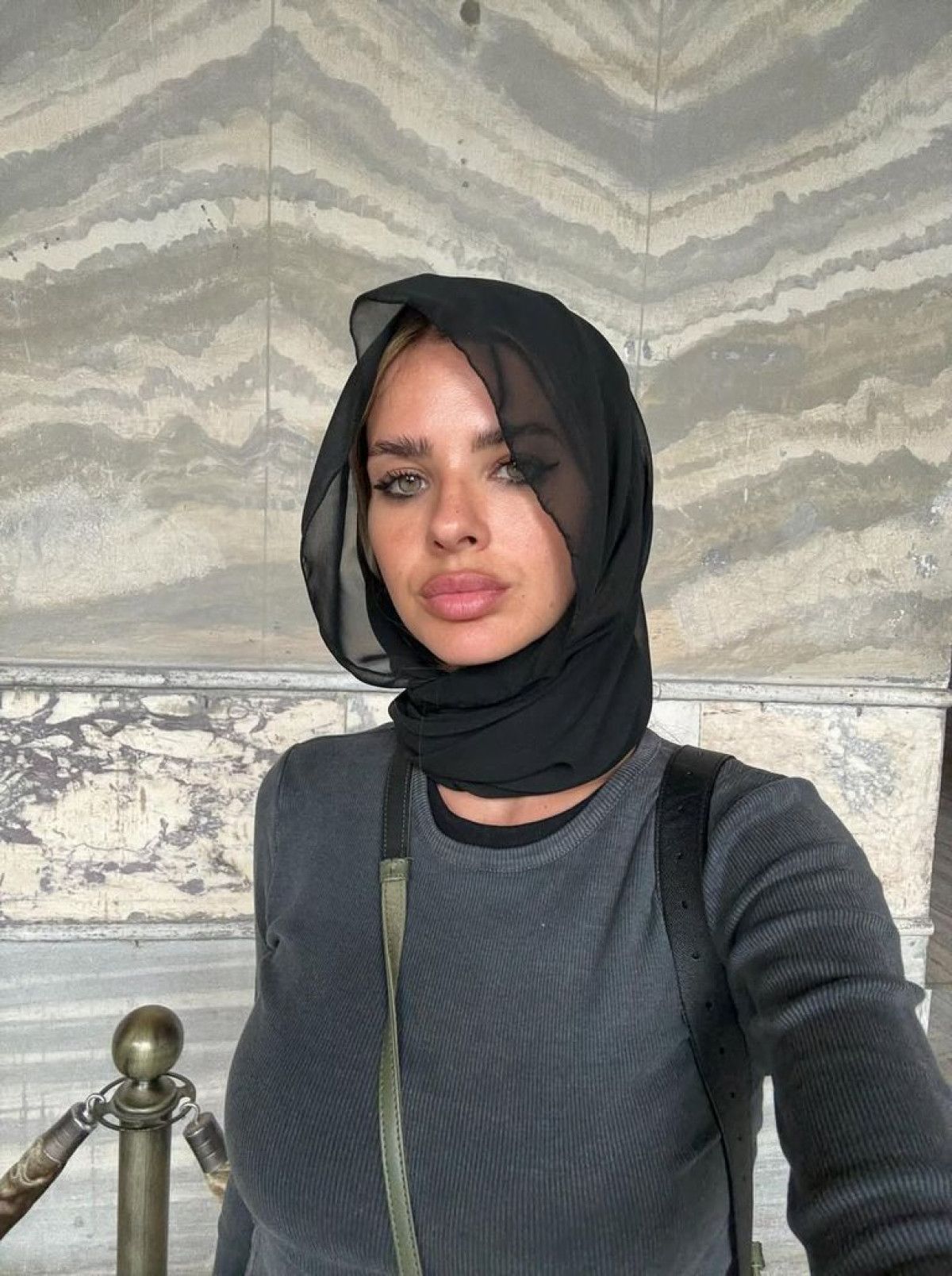 İcardi'nin Sevgilisi Suarez, Taktığı Başörtüsü Nedeniyle Eleştiren Takipçisine Yanıt Verdi