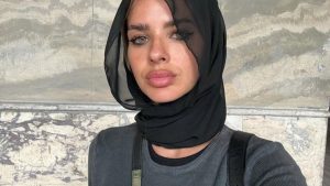 İcardi’nin Sevgilisi Suarez, Taktığı Başörtüsü Nedeniyle Eleştiren Takipçisine Yanıt Verdi