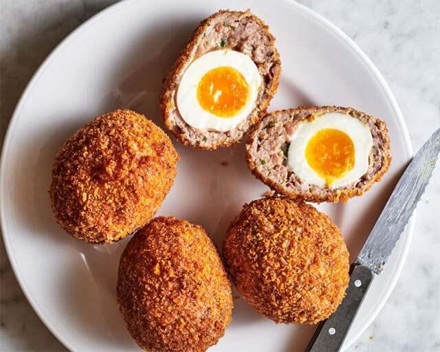 İskoç Yumurtası Tarifi: Kıtır Dış ve Sürpriz Dolu İçiyle Lezzetli Bir Atıştırmalık