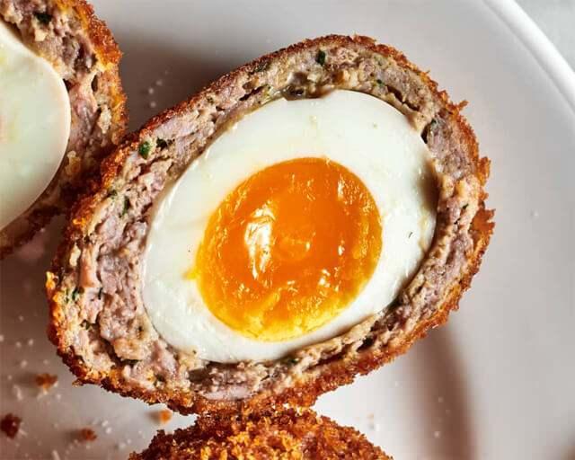 İskoç Yumurtası Tarifi: Kıtır Dış ve Sürpriz Dolu İçiyle Lezzetli Bir Atıştırmalık