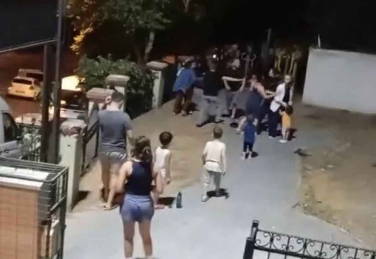 İstanbul Parkında Çocuklar Arasındaki Kavgaya Annelerin de Katılması Gündeme Oturdu