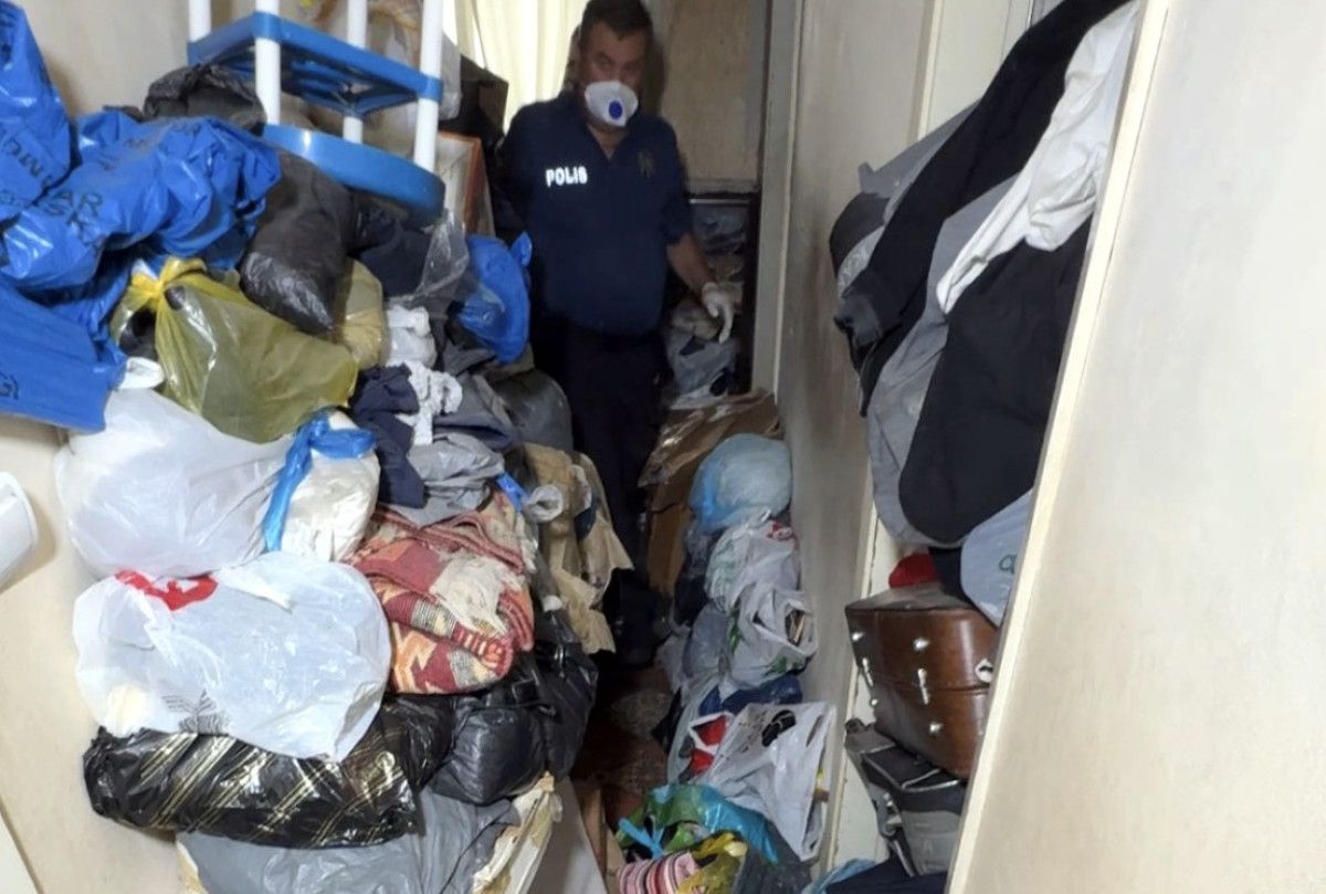 İstanbul'da Çöp Evi Temizliği ve 12 Kamyonet Eşya Çıkarıldı