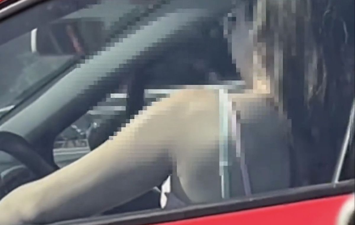 İstanbul'da Seyir Halindeki Araçta Uygunsuz Hareketler Yapan Şahıslar Yakalandı