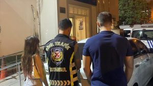 İstanbul’da Seyir Halindeki Araçta Uygunsuz Hareketler Yapan Şahıslar Yakalandı