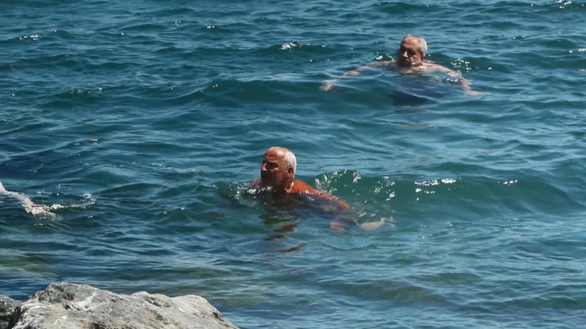 İstanbul'da Sıcak Hava Sirkeci Sahili'nde Serinleme Çılgınlığına Neden Oldu