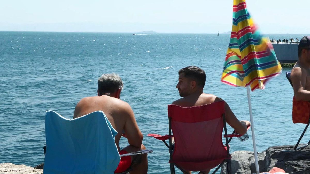 İstanbul'da Sıcak Hava Sirkeci Sahili'nde Serinleme Çılgınlığına Neden Oldu