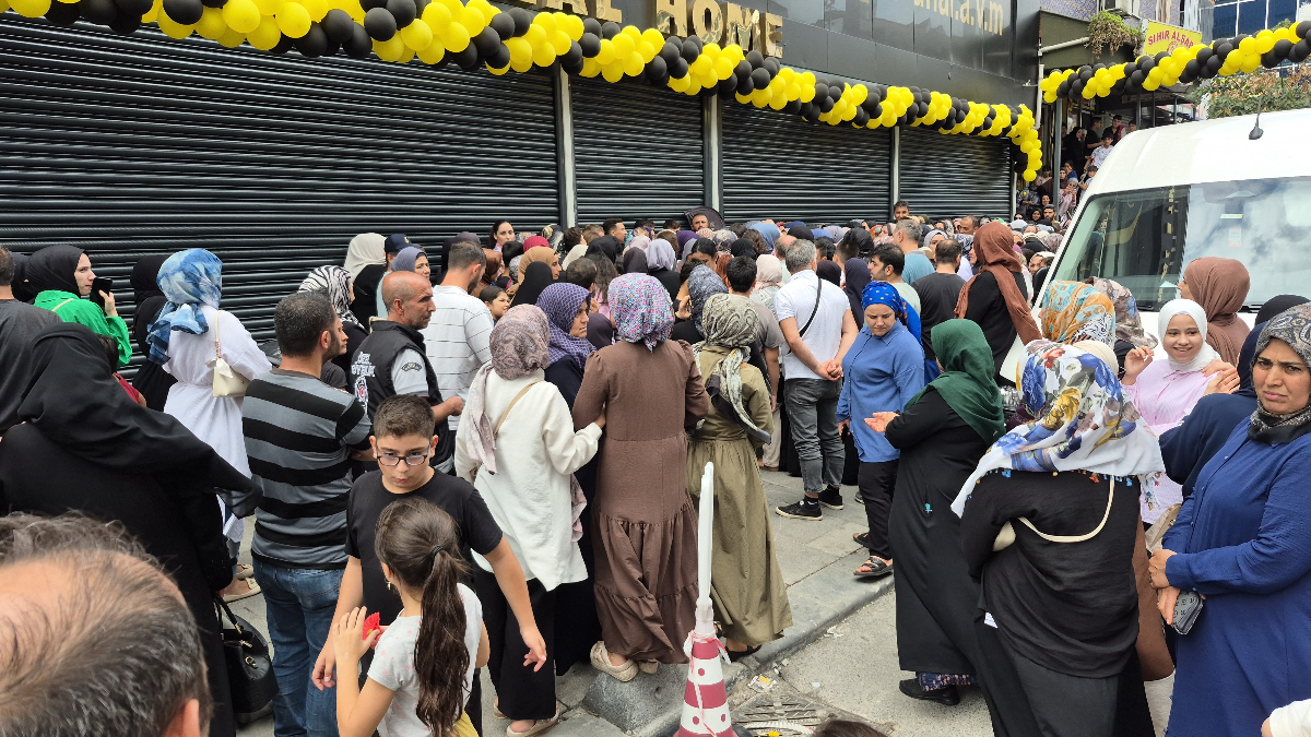 İstanbul'daki Mağaza Açılışımda İndirim ve İzdiham Dalgası