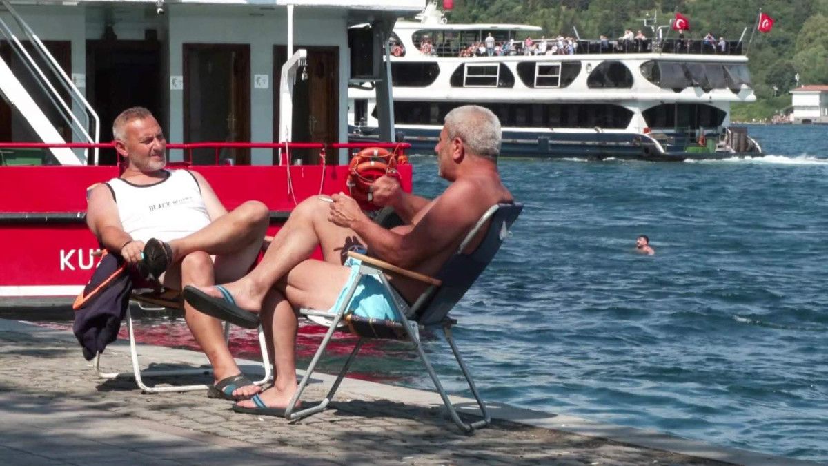 Sahillerdeki Kalabalık ve Denize Girerek Serinleme