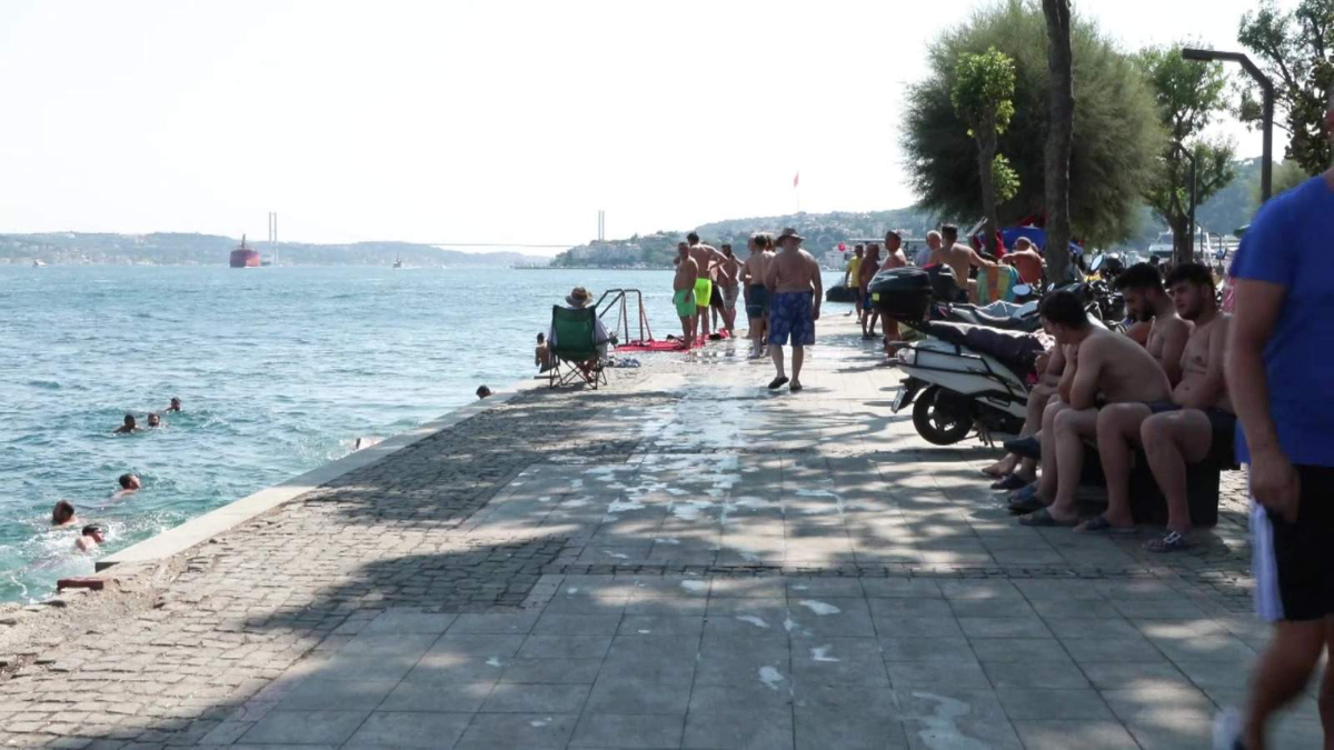 Sahillerdeki Kalabalık ve Denize Girerek Serinleme