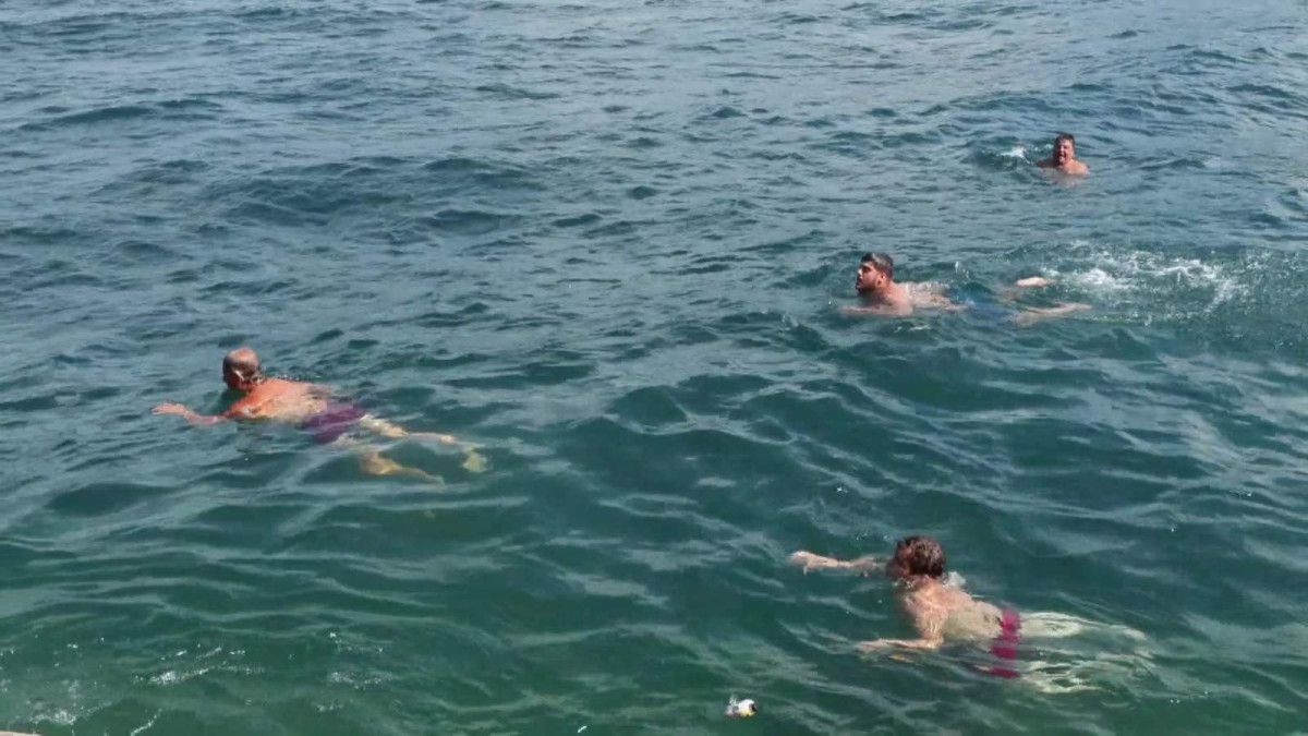 Sahillerdeki Kalabalık ve Denize Girerek Serinleme