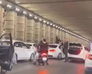 İzmir’de Alt Geçitte Yol Kapatan Düğün Konvoyundaki Sürücüye Ceza