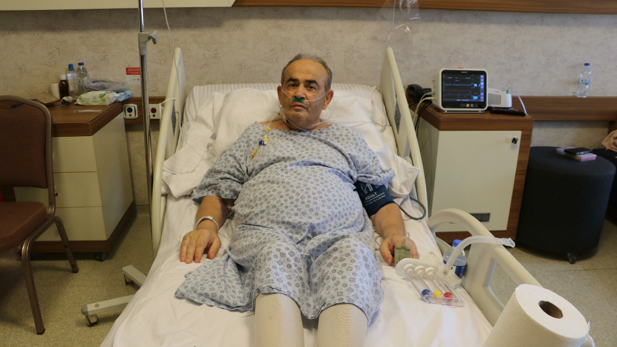 İzmir'de Aşırı İlaç Kullanımı Sonucu Bağırsağı Delinen Hasta Ölümden Döndü