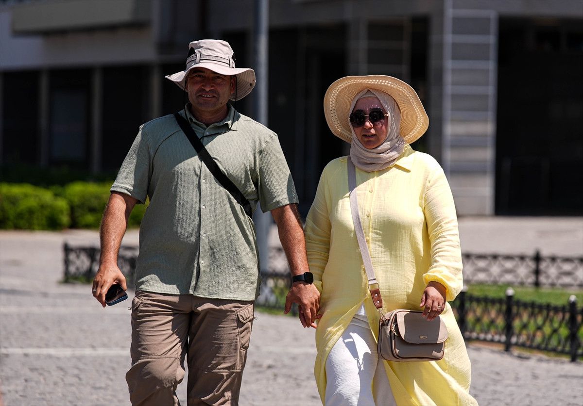 İzmir'de Yaşayanlar Sıcak Havanın Etkisiyle Bunalım Yaşıyor