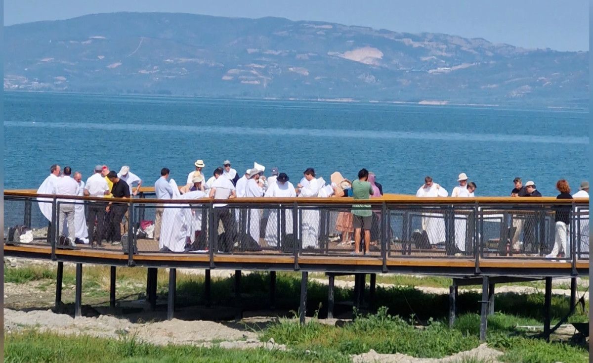 İzne Giden Akademisyenler Göl Kenarında Rüya Gibi Bir Ayin Gerçekleştirdi