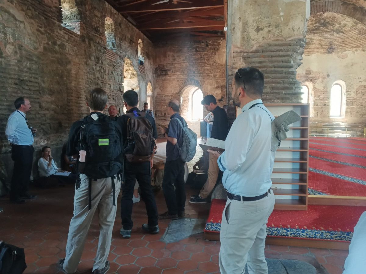 İzne Giden Akademisyenler Göl Kenarında Rüya Gibi Bir Ayin Gerçekleştirdi