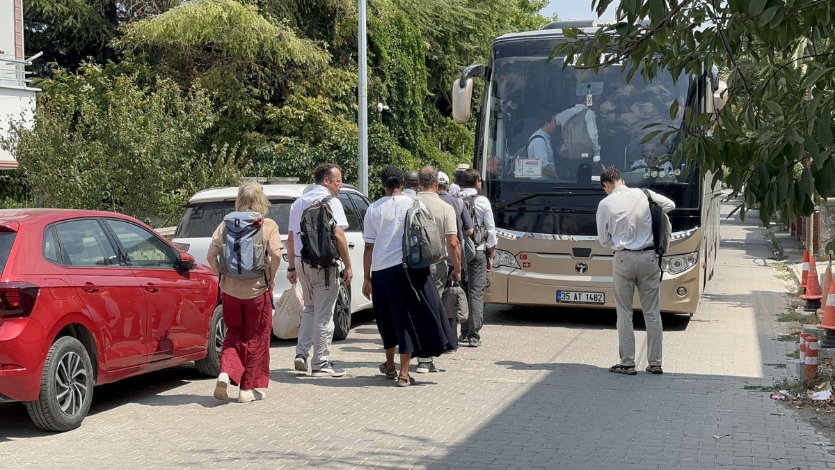 İzne Giden Akademisyenler Göl Kenarında Rüya Gibi Bir Ayin Gerçekleştirdi