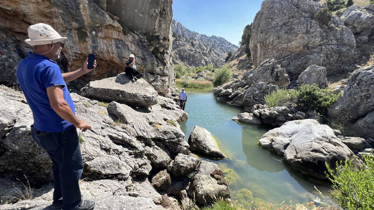 Kahramanmaraş'ta Kayaların Arasındaki Gizemli Göl ve Eşsiz Manzarasıyla Büyülüyor