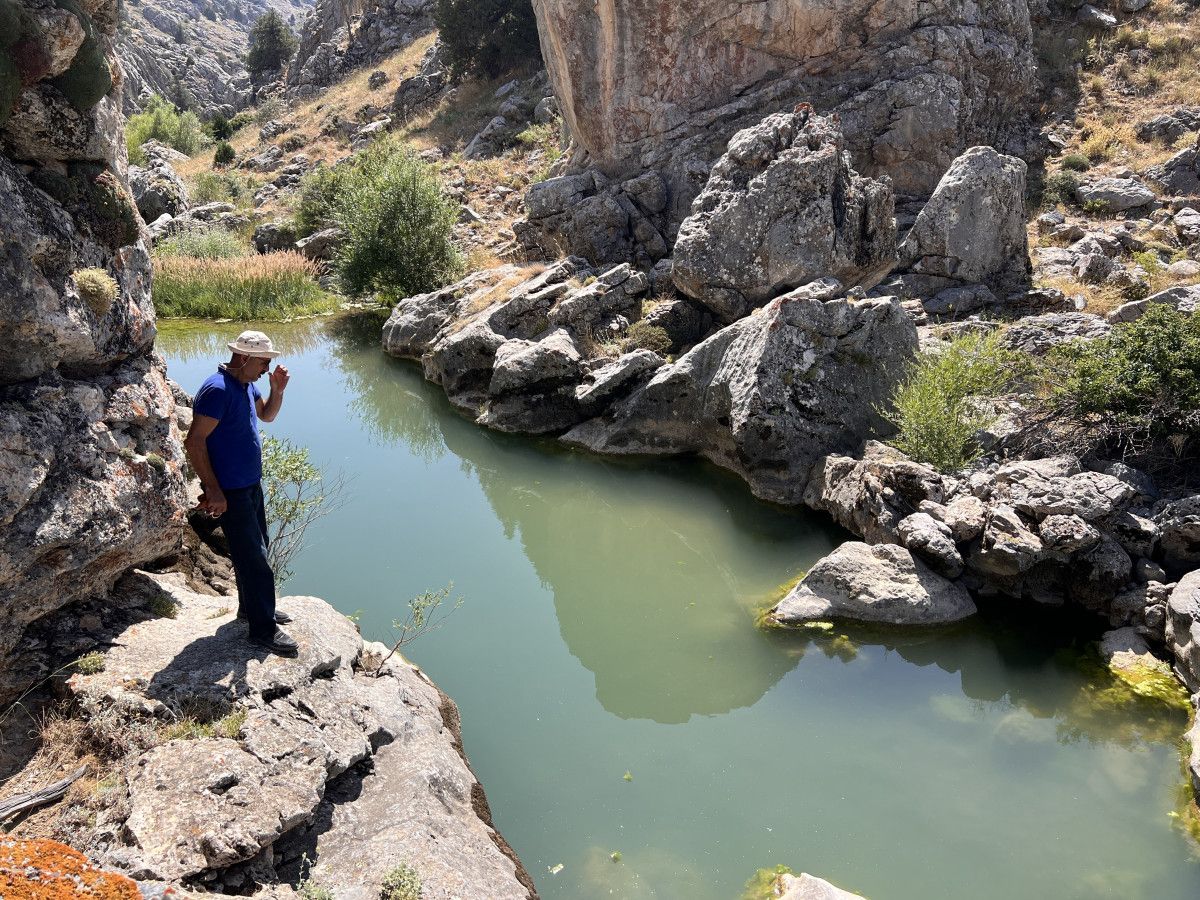 Kahramanmaraş'ta Kayaların Arasındaki Gizemli Göl ve Eşsiz Manzarasıyla Büyülüyor