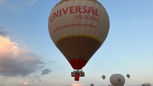 Kapadokya’da Balonların Türk Bayraklarıyla Gökyüzüne Yükselişi