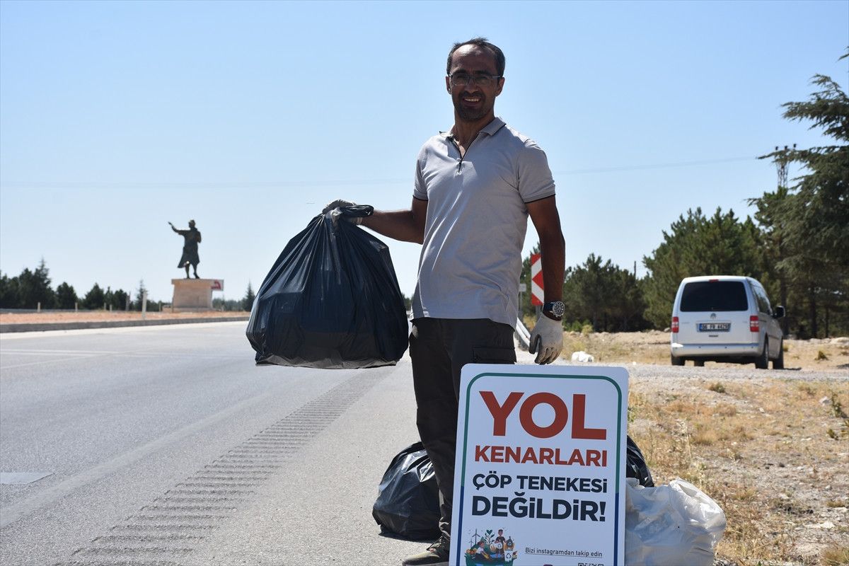 Karamanda Akademisyen Çöp Toplayarak Temiz Çevre Farkındalığı Oluşturuyor