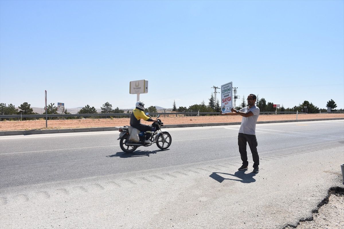 Karamanda Akademisyen Çöp Toplayarak Temiz Çevre Farkındalığı Oluşturuyor