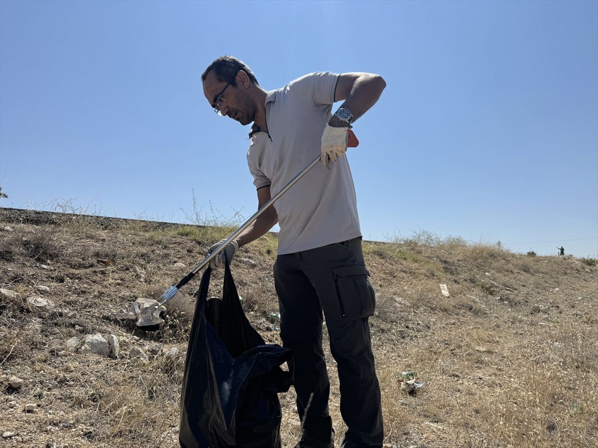 Karamanda Akademisyen Çöp Toplayarak Temiz Çevre Farkındalığı Oluşturuyor