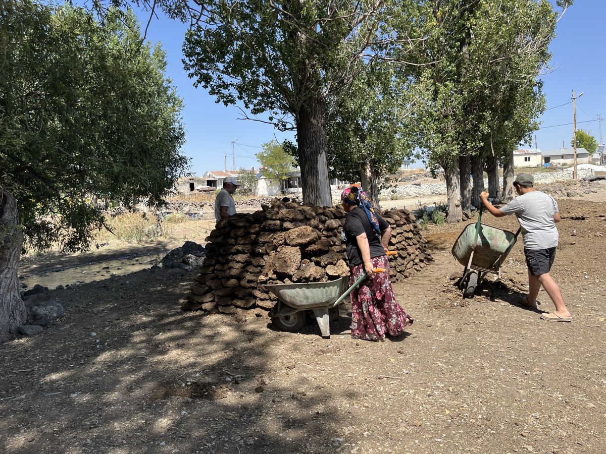 Kars Köylülerinden Geleneksel Tezek Mesaisi Yeniden Başladı