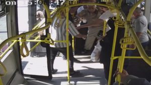 Kayseri’de Otobüs Şoförü, Fenalaşan Yolcuyu Hızla Hastaneye Ulaştırarak Büyük Birliği Sağladı: Otobüs Güvenlik Kameralarında Anlatılan O Anlar