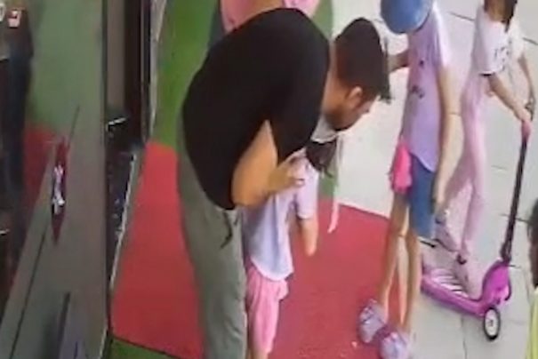 Kırıkkale’de Boğazına Şeker Kaçan Çocuğu Kuaför Heimlich Manevrasıyla Kurtardı