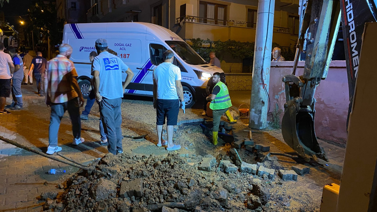 Kocaeli'nde Altyapı Kazısında Doğalgaz Borusu Hasar Gördü, Mahallede Yoğun Koku Oluştu