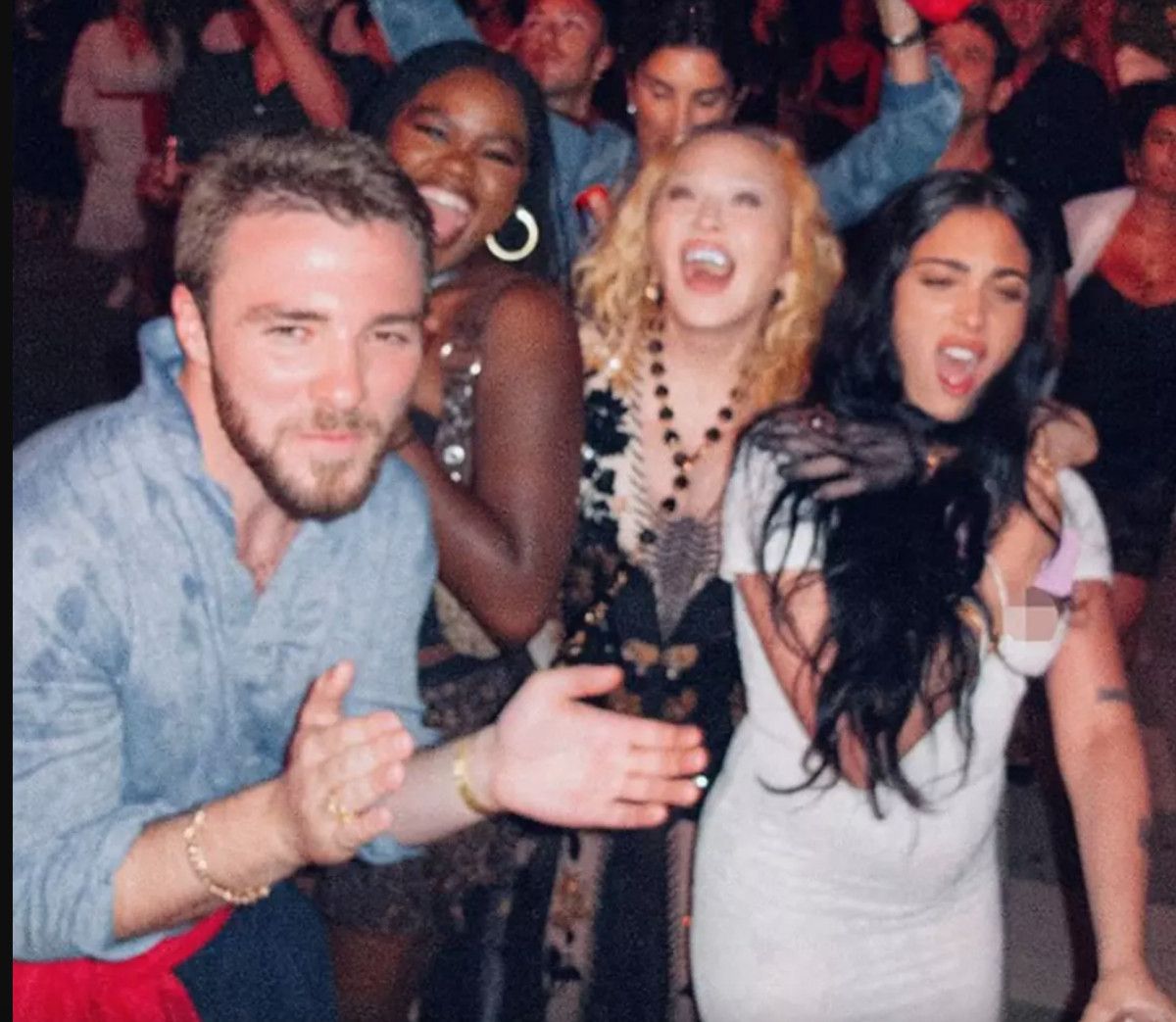 Madonnadan Göz Kamaştıran Paylaşım! Yanlışlıkla Kızının Göğsünü Gösterdiği O An