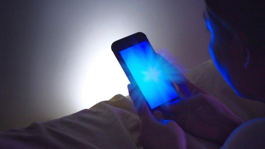 Mavi Işık Tehdidi ve Cilt Sağlığı: DNA Hasarına Neden Olabilir!