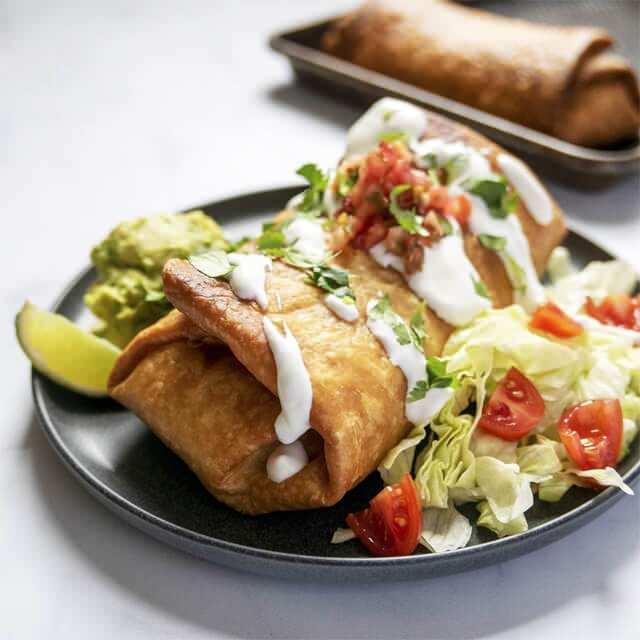 Meksika Lezzetleri Arasında Öne Çıkan Chimichanga Tarifi ve Sunumu