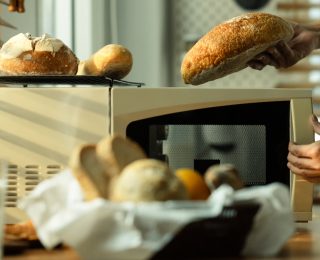 Mikrodalga Fırını Kullanırken Dikkat Edilmesi Gereken Güvenlik İpuçları ve Yangın Riskleri