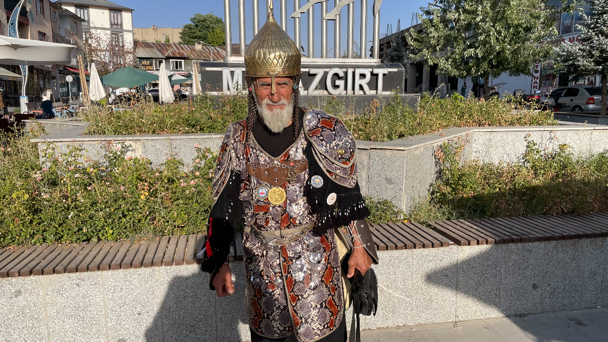 944 YIL ÖNCESİNE GİDEN ZİYARETÇİ