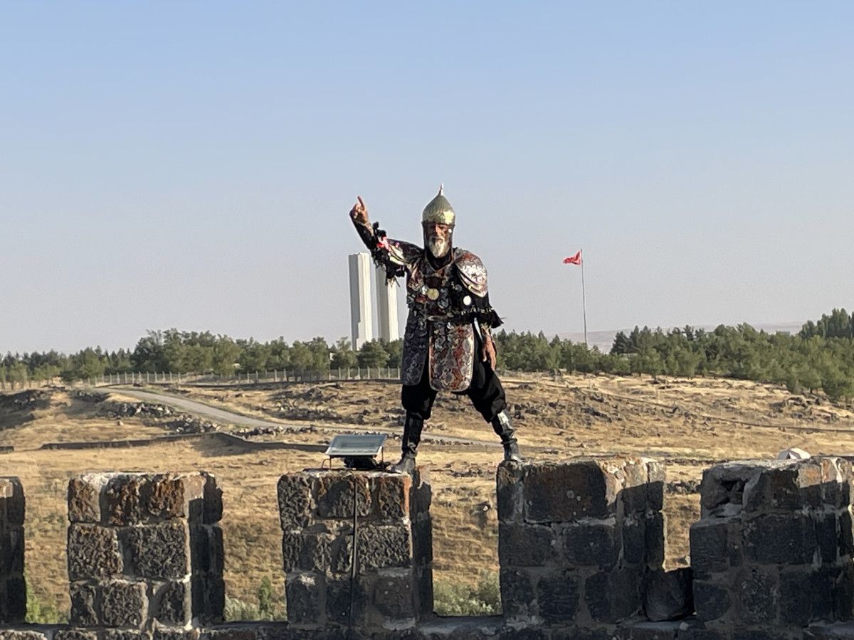 Muşta Savaş Kıyafetiyle Malazgirt Kalesini Yeniden Fethetmesiyle Tarihe Geçti