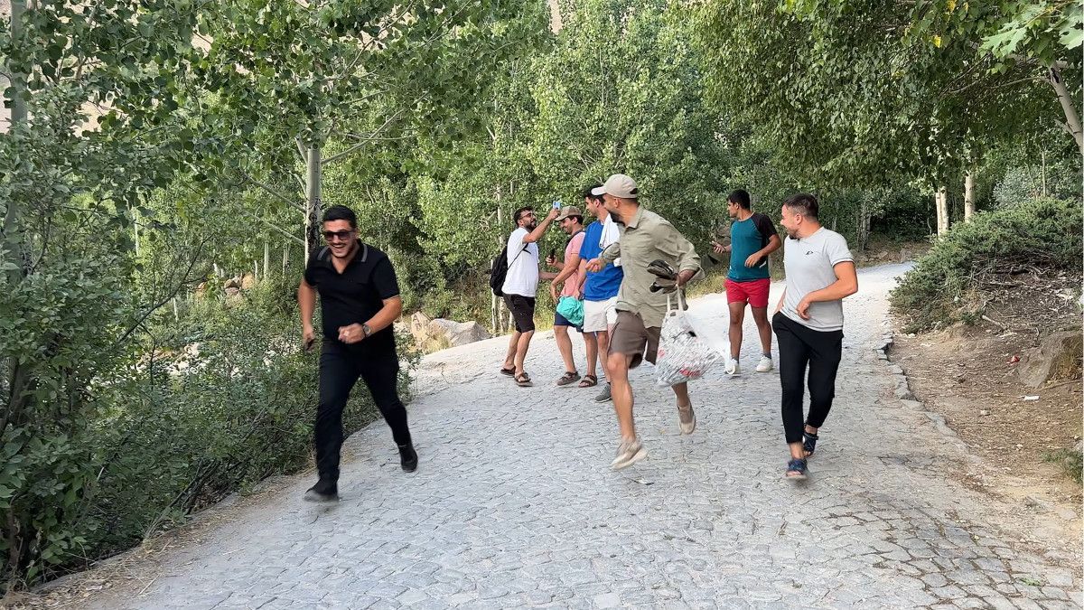 Nemrut Kalderası'nda Ayılar Hem Yüzdü Hem Piknikçilere Misafir Oldu: Doğa ve Macera Dolu Bir Gün