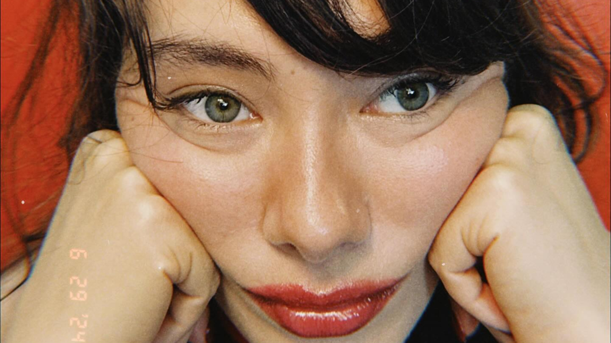 Özel hayatıyla sıkça gündeme gelen ünlü oyuncu Neslihan Atagül ve meslektaşı Kadir Doğulu'nun ilişkisi, zamanla romantik bir aşka dönüşmüş ve 2016 yılında dünyaevine girmişlerdi. Çift, birlikte geçirdikleri mutlu günlerin ardından aile hayatlarına yeni bir sayfa eklemek üzere ilk bebekleri Aziz'e kavuştu.