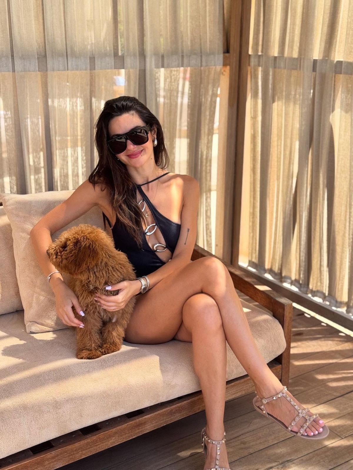 Nesrin Cavadzade'nin Köpeğiyle Tatil Anları ve Bodrum Pozları