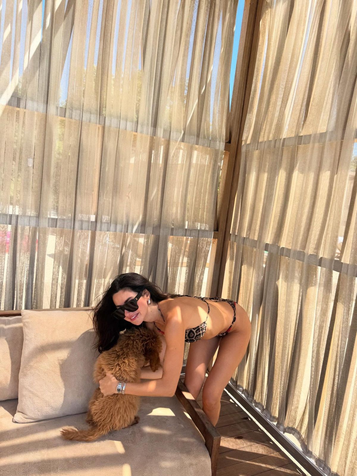 Nesrin Cavadzade'nin Köpeğiyle Tatil Anları ve Bodrum Pozları