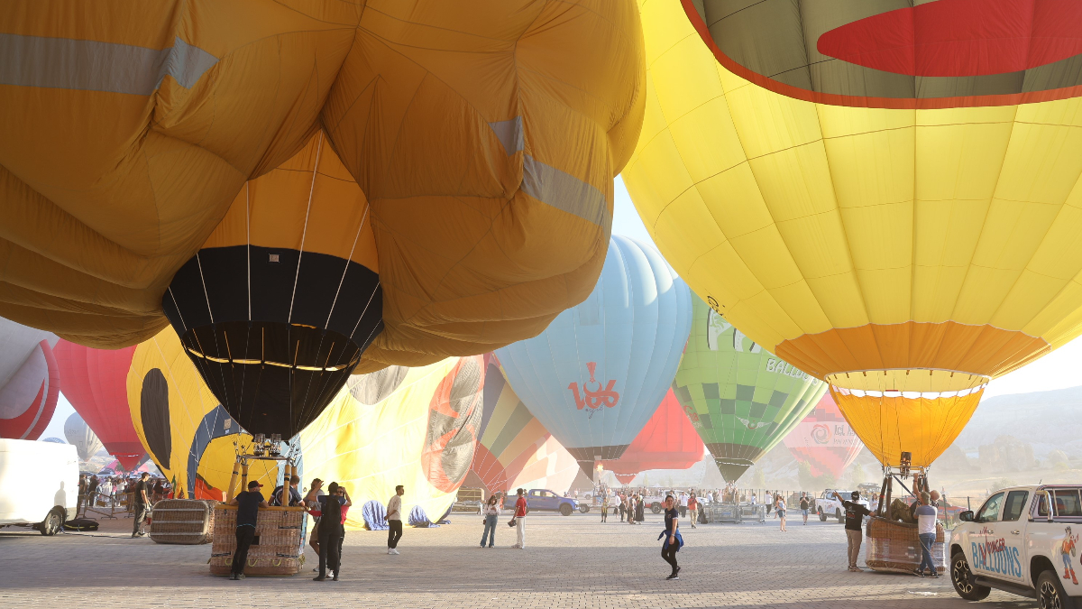 Nevşehir Balon Festivali başladı: 27 ülkeden 38 balon gökyüzünü renklendirdi