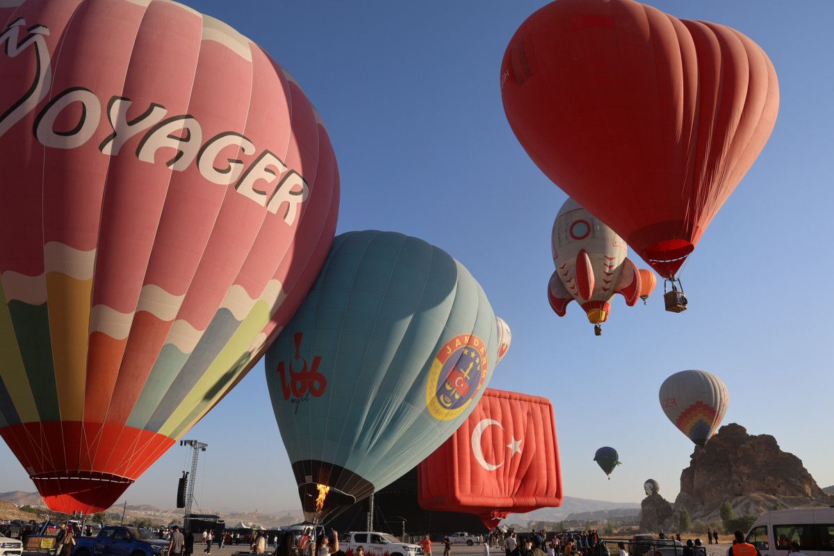 Nevşehir Balon Festivali başladı: 27 ülkeden 38 balon gökyüzünü renklendirdi