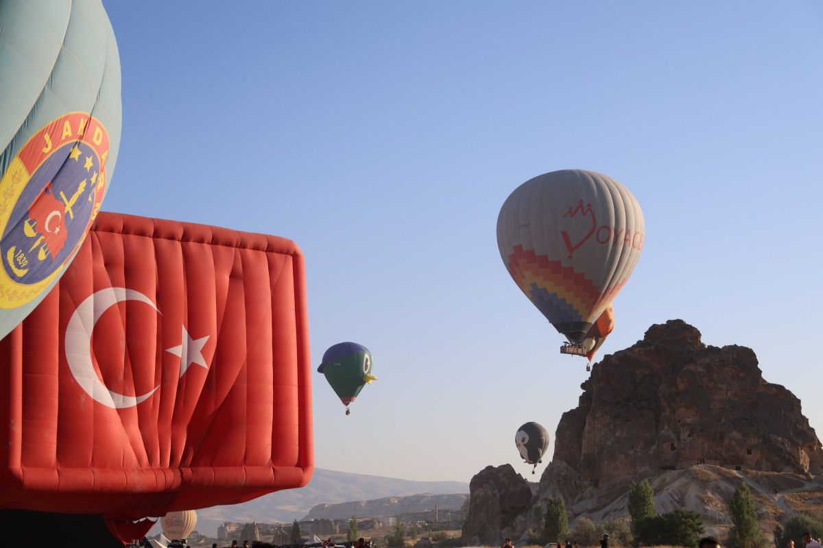 Nevşehir Balon Festivali başladı: 27 ülkeden 38 balon gökyüzünü renklendirdi