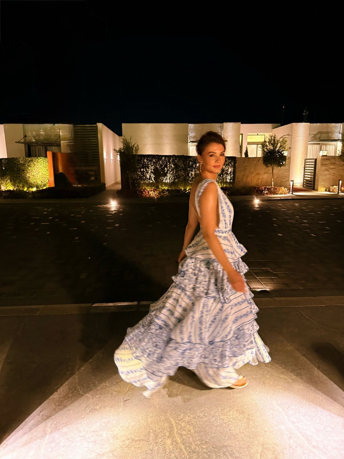 Oyuncu Burcu Özberk Tatilde Stilleriyle Göz Kamaştırdı