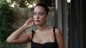 Pelin Akil’in Mini Elbisesiyle Gündem Olması ve Çocuklarının Babasından Boşanması