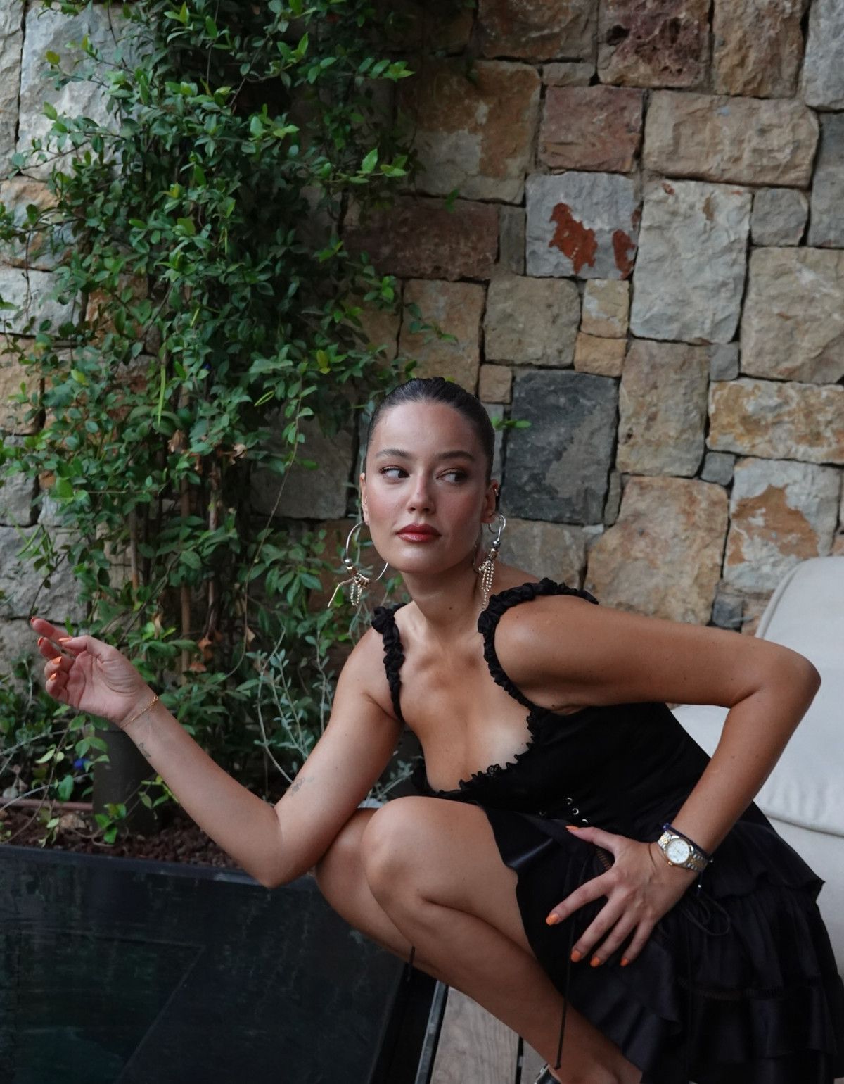 Pelin Akil'in Mini Elbisesiyle Gündem Olması ve Çocuklarının Babasından Boşanması