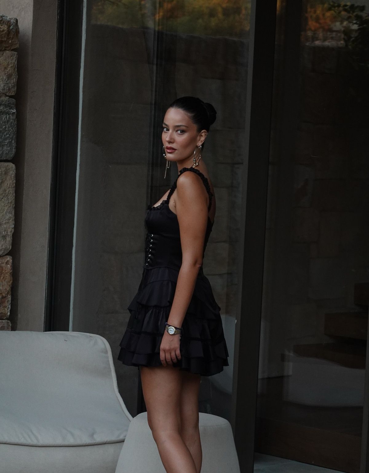 Pelin Akil'in Mini Elbisesiyle Gündem Olması ve Çocuklarının Babasından Boşanması