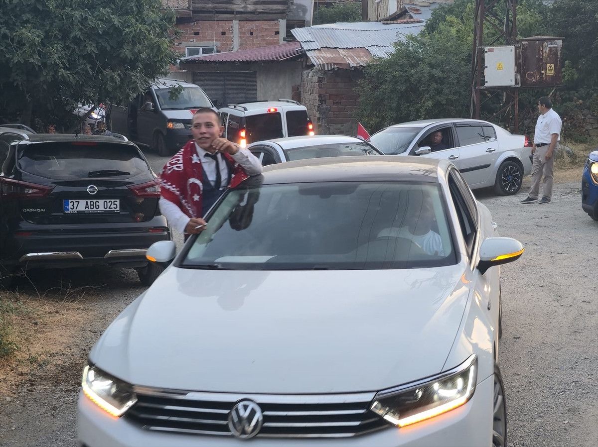 Sadece Garibanlar Mı Gider Askere? Eğlenceli Davul Zurnalı Uğurlama